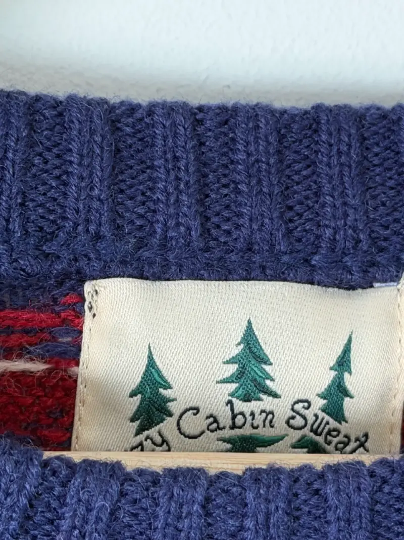 Suéter de lana azul con diseño invernal - 4