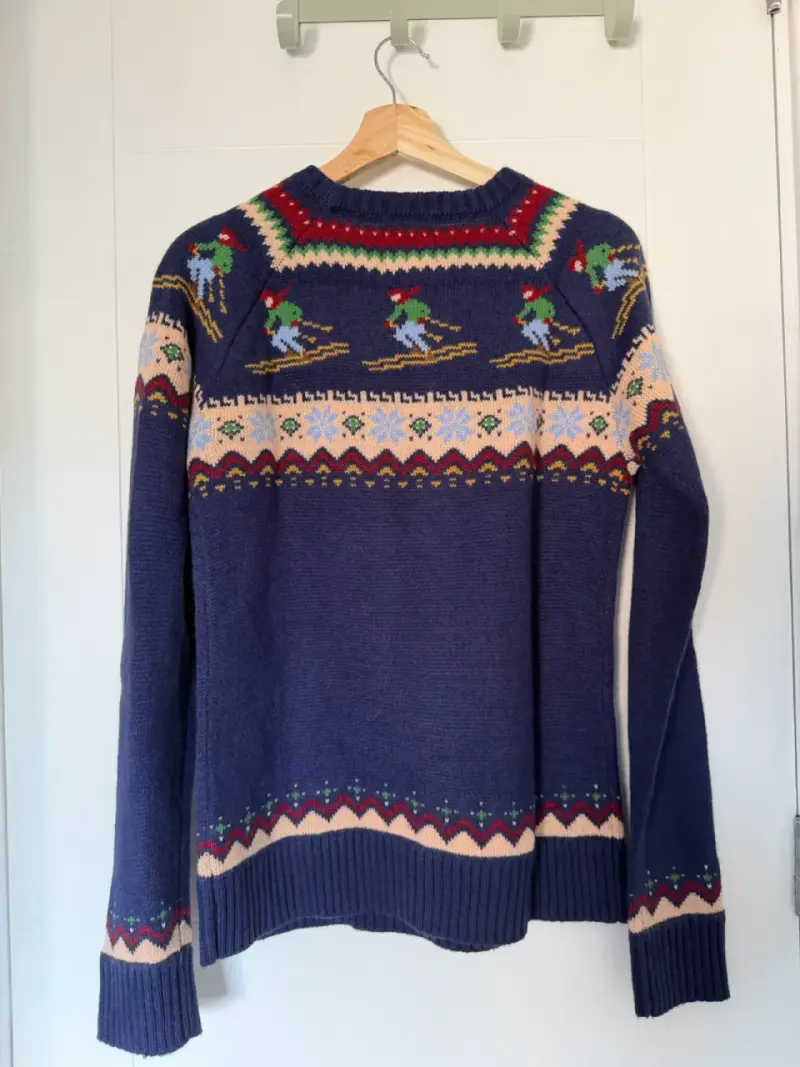 Suéter de lana azul con diseño invernal - 5