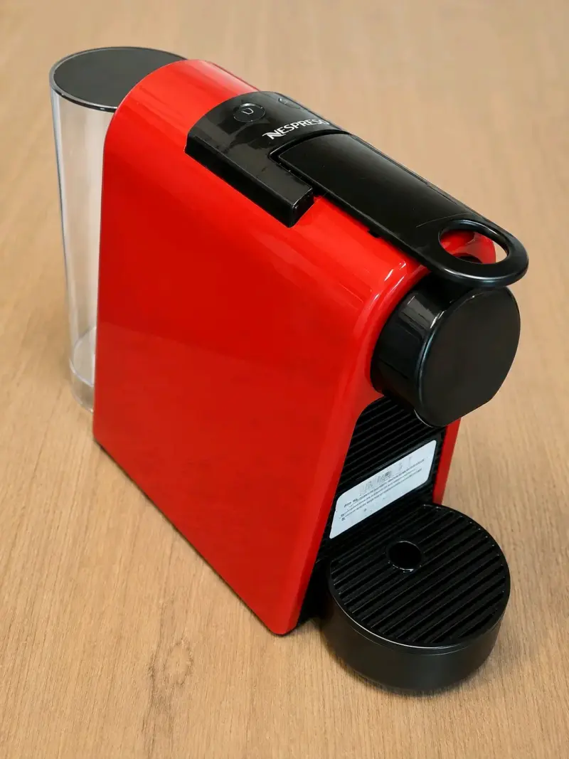 Cafetera Nespresso Essenza Mini Roja Compacta - 1