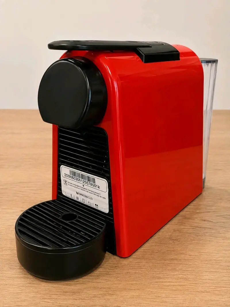 Cafetera Nespresso Essenza Mini Roja Compacta - 2