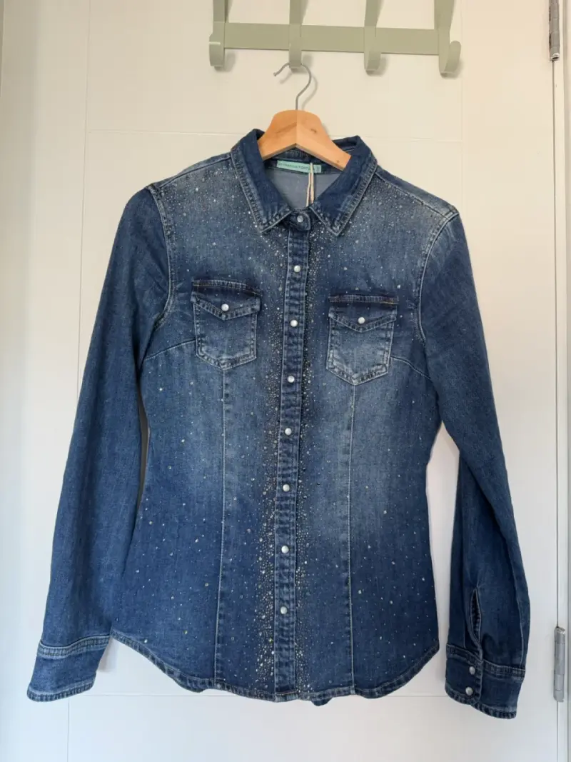 Camisa de mezclilla con detalles brillantes - 1