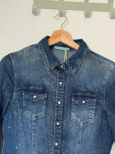 Camisa de mezclilla con detalles brillantes - miniatura 2