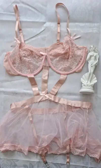 Conjunto de lencería rosa con encaje - miniatura 1