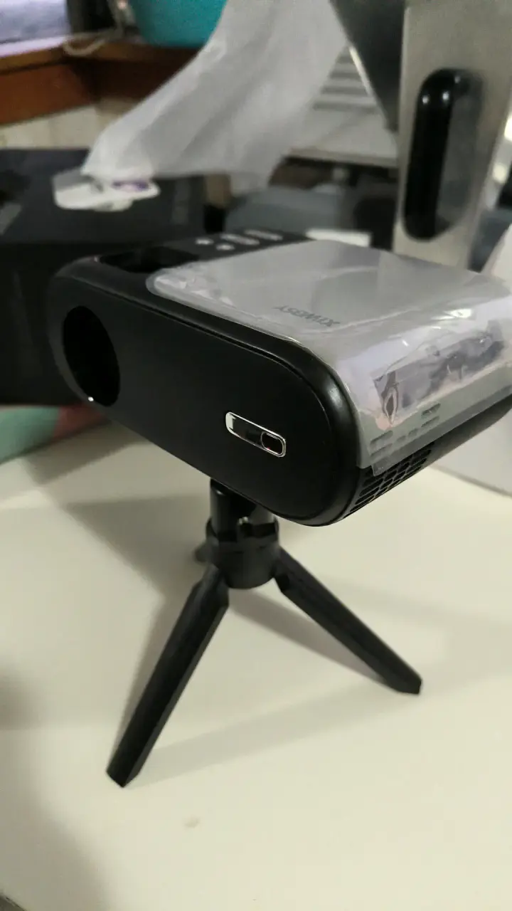 Mini proyector portátil con WiFi y trípode - 4