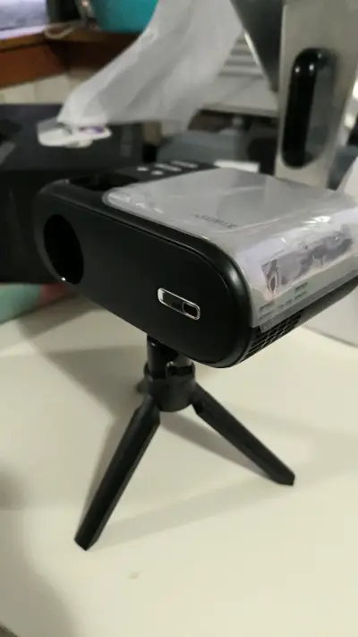 Mini proyector portátil con WiFi y trípode - miniatura 4