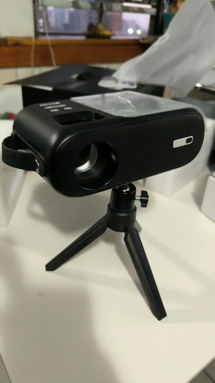 Mini proyector portátil con WiFi y trípode - 6