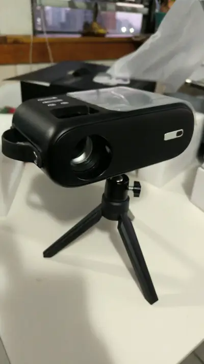 Mini proyector portátil con WiFi y trípode - miniatura 6
