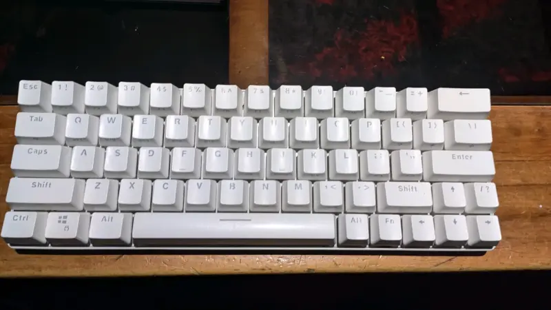 Teclado mecánico RGB compacto blanco