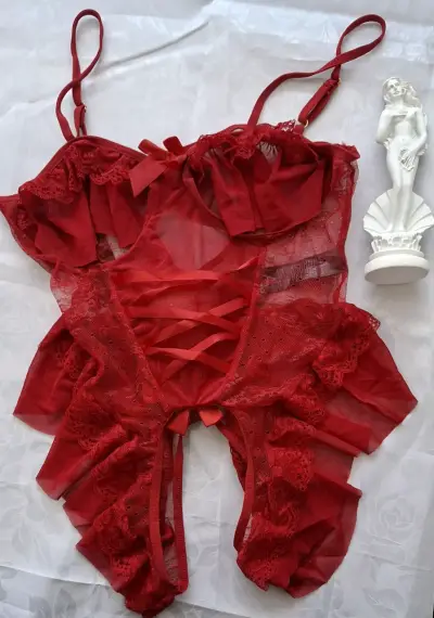 Conjunto de lencería roja con encaje y accesorios - miniatura 1