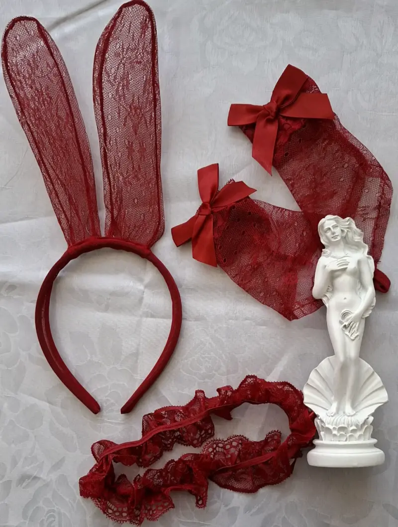 Conjunto de lencería roja con encaje y accesorios - 2