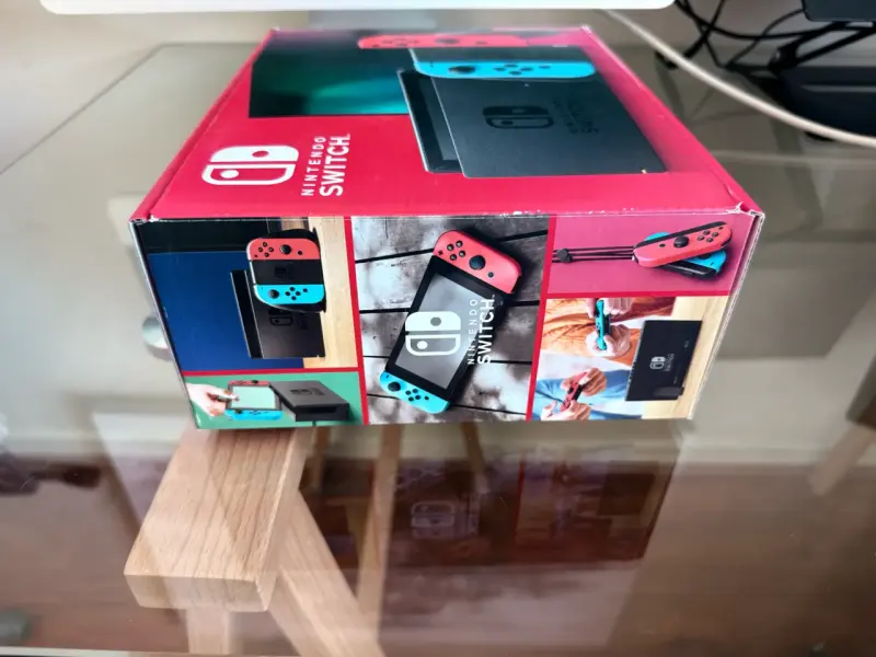 Consola Nintendo Switch con Joy-Con Rojo y Azul - 1
