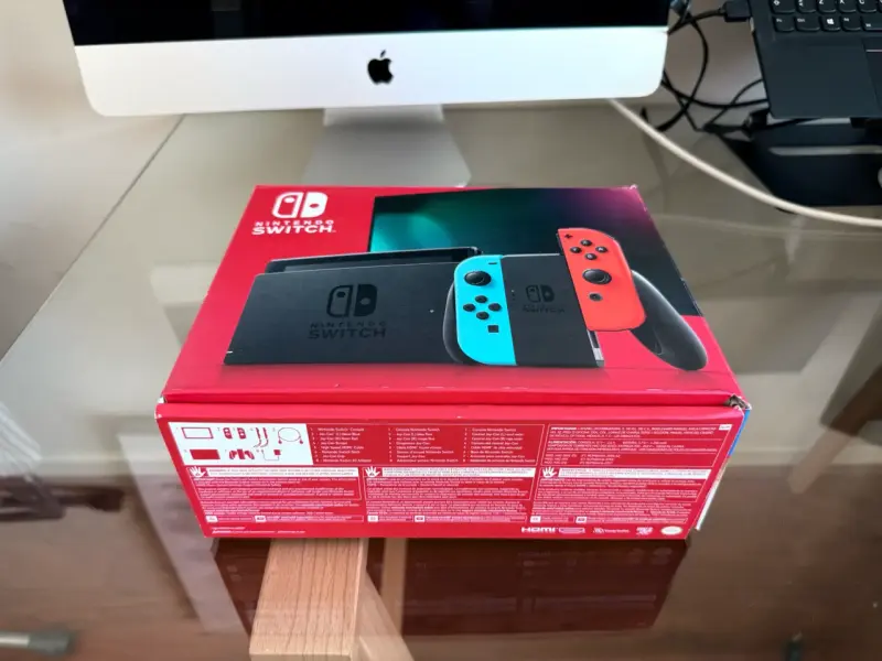Consola Nintendo Switch con Joy-Con Rojo y Azul - 2