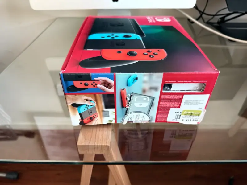 Consola Nintendo Switch con Joy-Con Rojo y Azul - 3