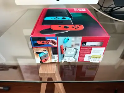 Consola Nintendo Switch con Joy-Con Rojo y Azul - miniatura 3