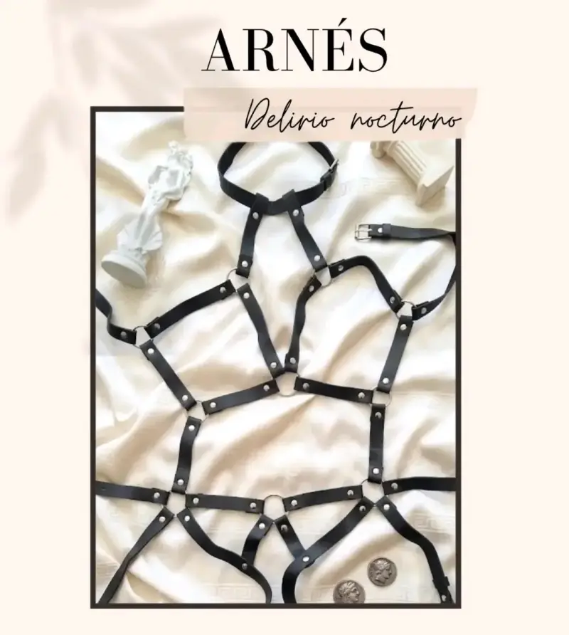 Arnés de cuero negro con hebillas y tachas - 1