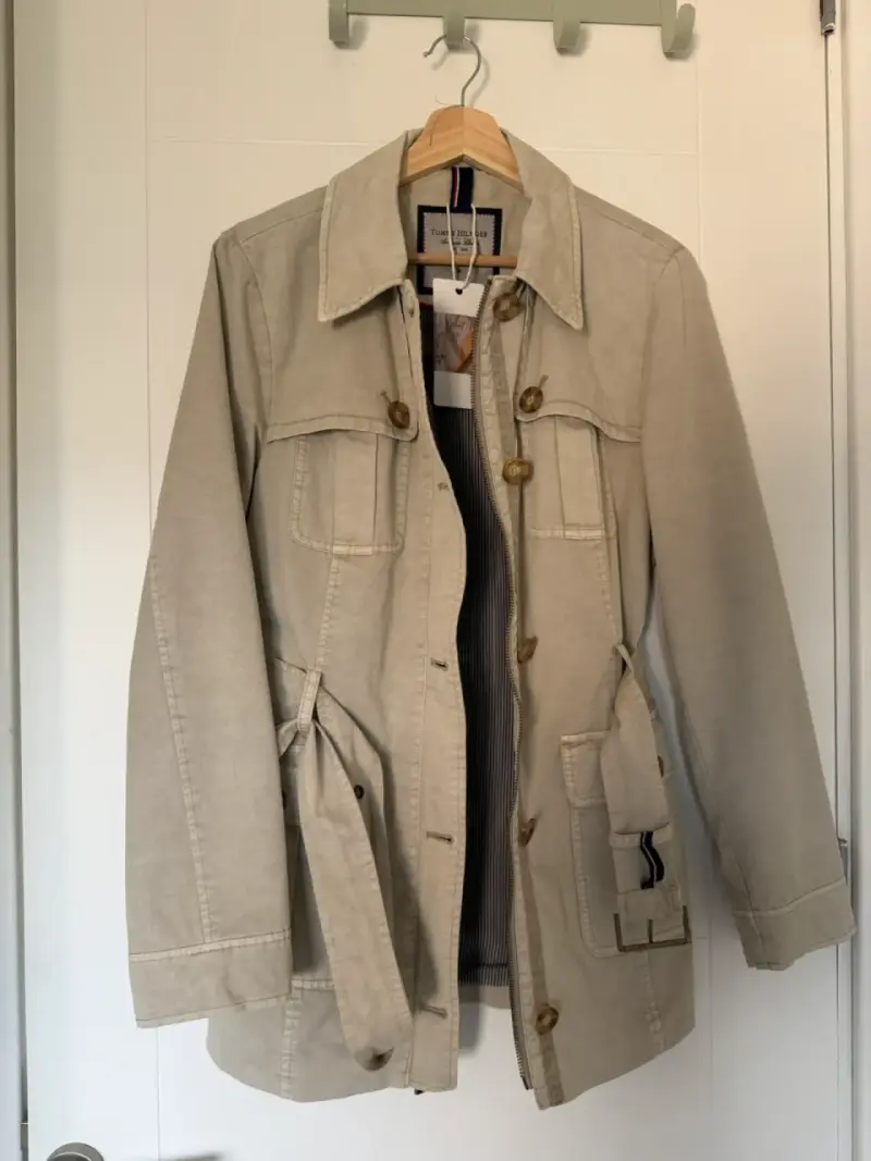 Chaqueta beige Tommy Hilfiger con cinturón - 1