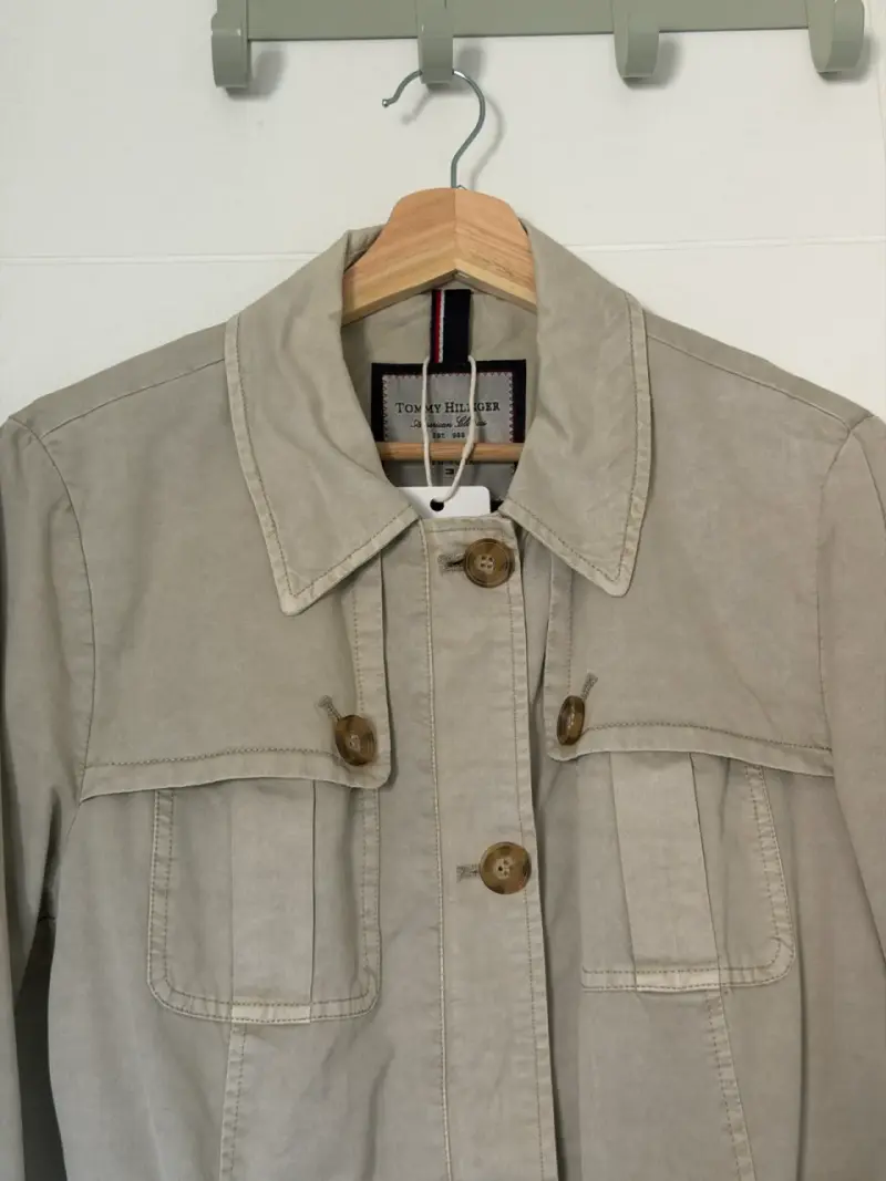 Chaqueta beige Tommy Hilfiger con cinturón - 3