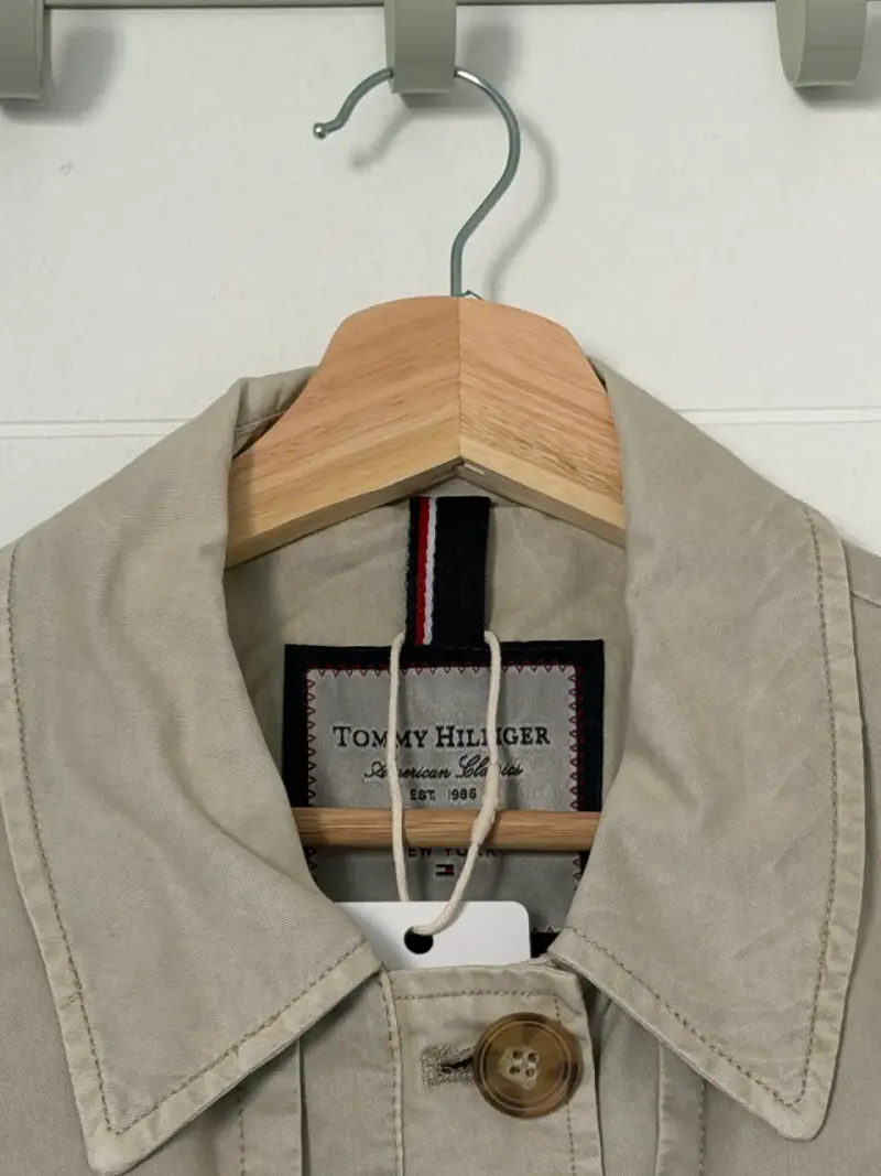 Chaqueta beige Tommy Hilfiger con cinturón - 4