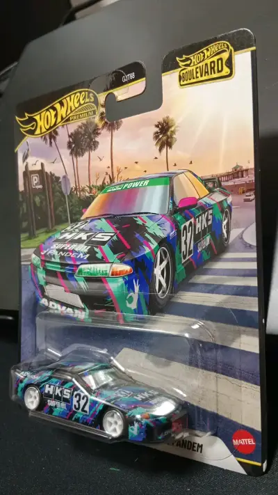 Hot Wheels Premium Boulevard Nissan Skyline GT-R R - miniatura 2