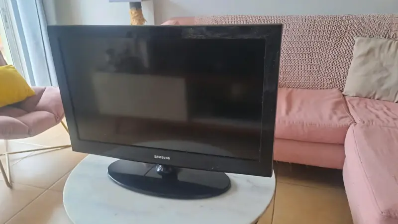 Televisor Samsung de 32 pulgadas (con control) - 2
