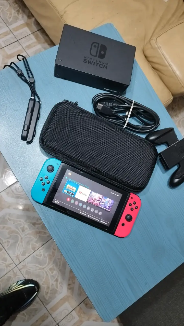 Consola Nintendo Switch con Joy-Con y accesorios - 2