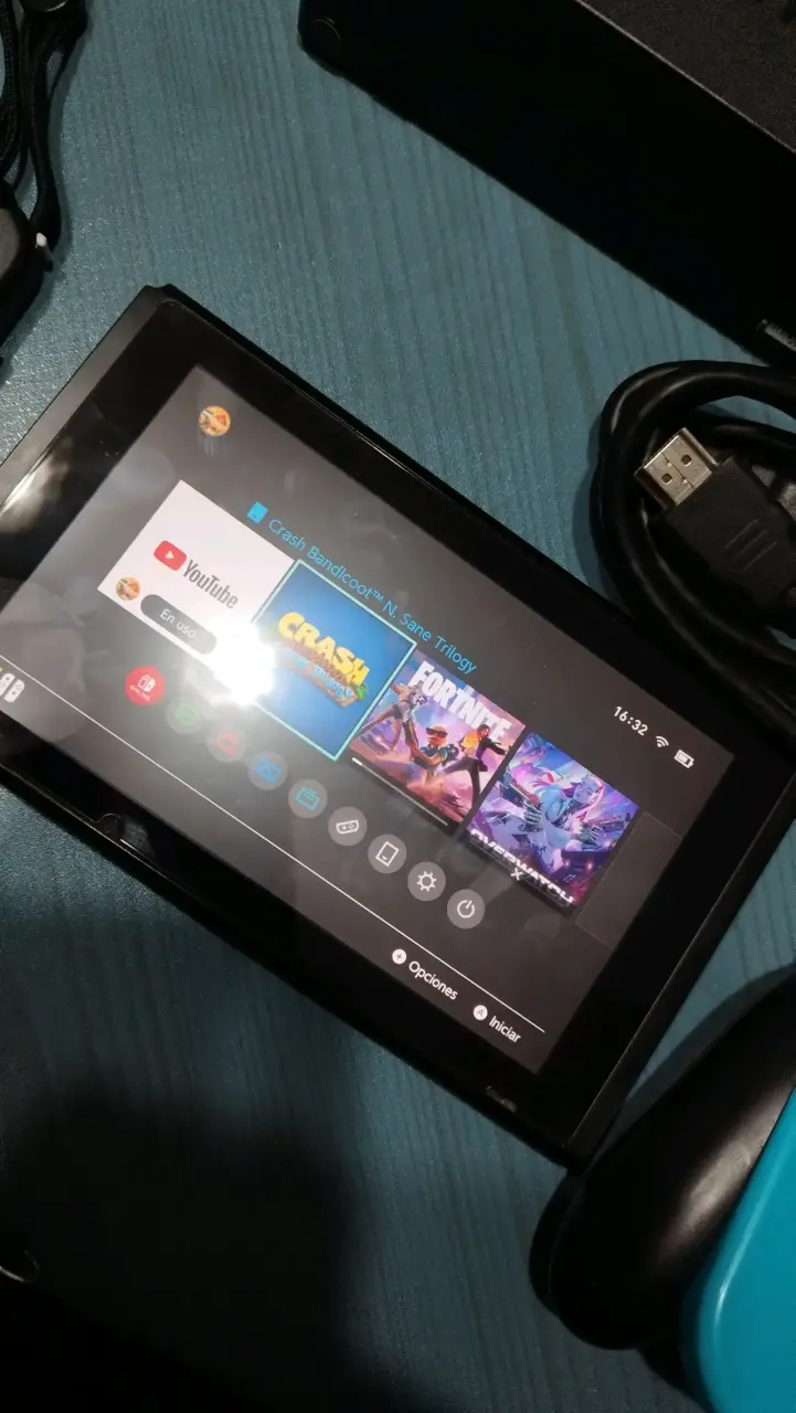 Consola Nintendo Switch con Joy-Con y accesorios - 4