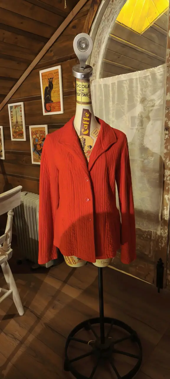Chaqueta roja de mujer elegante - 2