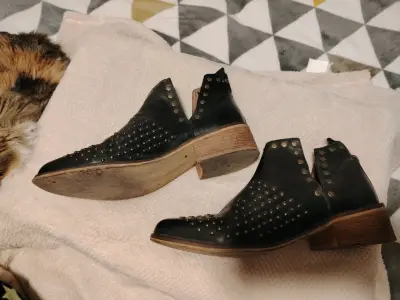 Botines de cuero negro con tachas - miniatura 1