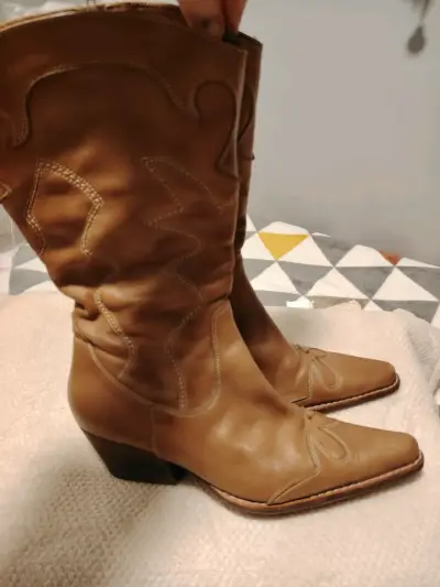 Botas vaqueras de cuero marrón con tacón - miniatura 1