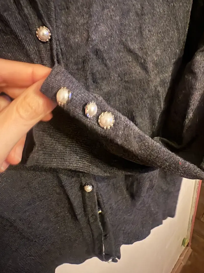 Cardigan gris con botones decorativos - 2