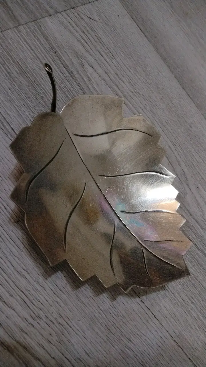 Bandeja decorativa de plata en forma de hoja - 1