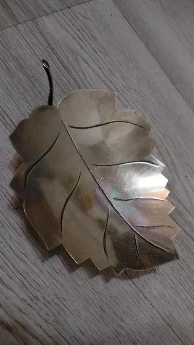 Bandeja decorativa de plata en forma de hoja - miniatura 1