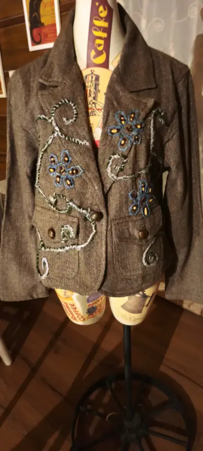 Chaqueta de lana bordada con flores - miniatura 1