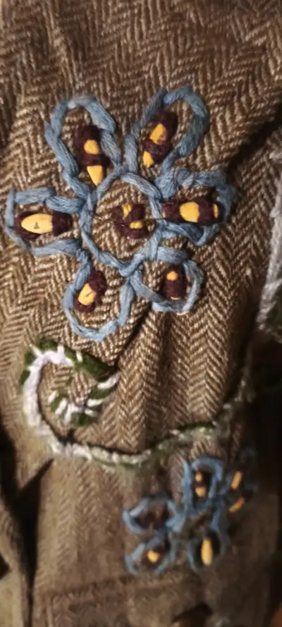 Chaqueta de lana bordada con flores - miniatura 2