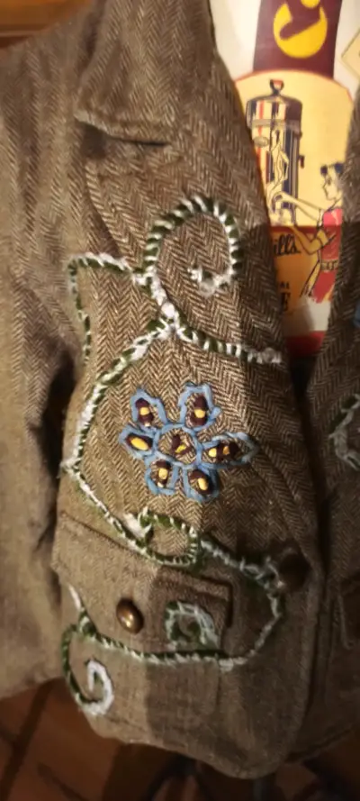 Chaqueta de lana bordada con flores - miniatura 4