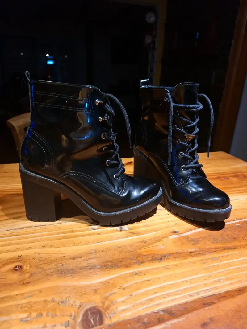 Botines de charol negro con tacón grueso - 2