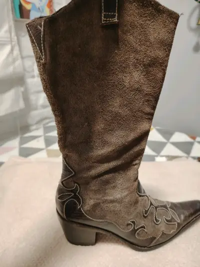 Botas vaqueras de cuero marrón con bordado - miniatura 1
