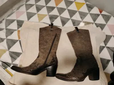 Botas vaqueras de cuero marrón con bordado - miniatura 4