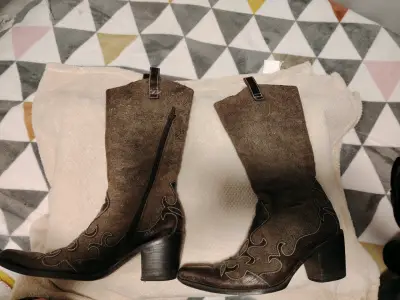 Botas vaqueras de cuero marrón con bordado - miniatura 5