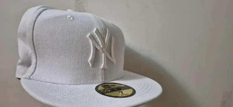 Gorra New Era blanca con logo bordado - 1