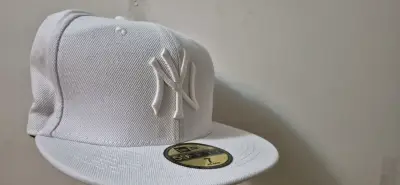 Gorra New Era blanca con logo bordado - miniatura 1