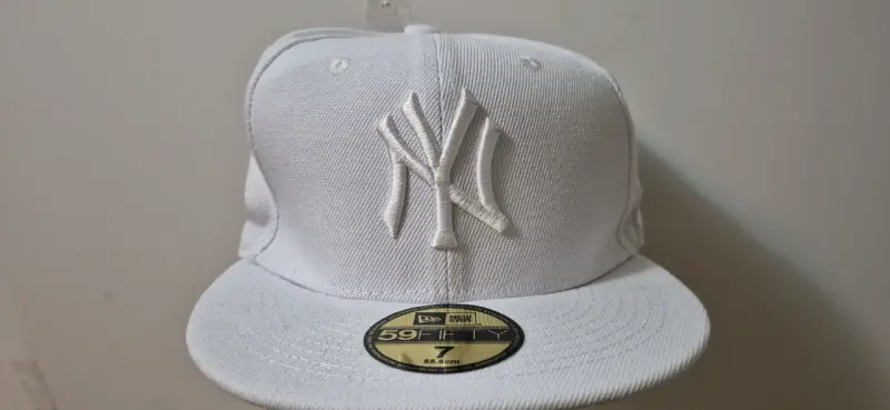 Gorra New Era blanca con logo bordado - 2