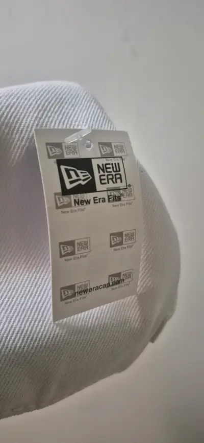 Gorra New Era blanca con logo bordado - miniatura 3