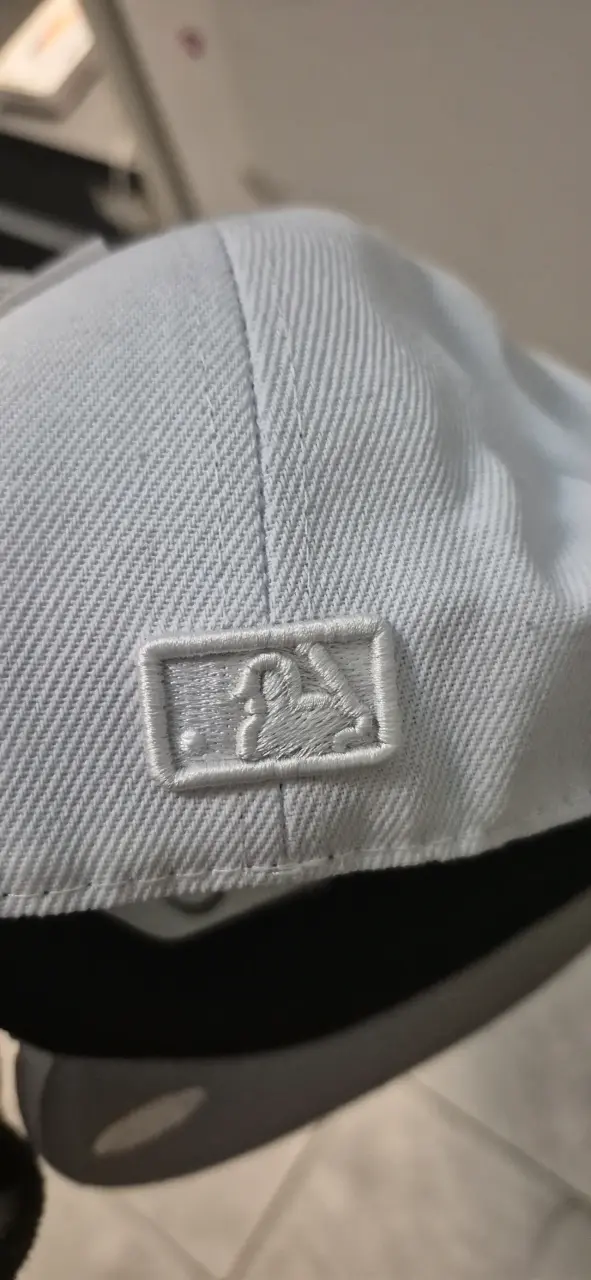 Gorra New Era blanca con logo bordado - 4