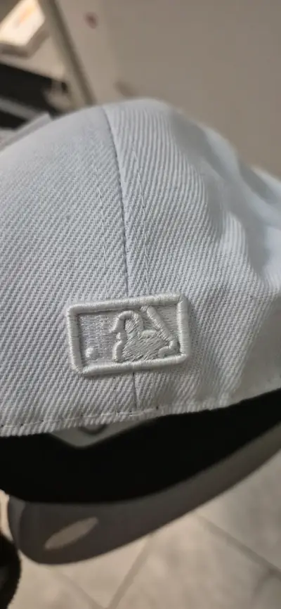 Gorra New Era blanca con logo bordado - miniatura 4
