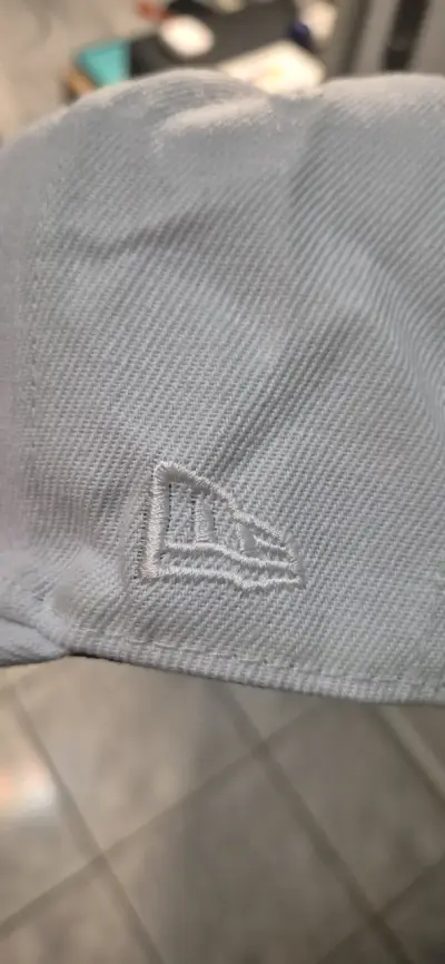 Gorra New Era blanca con logo bordado - miniatura 5
