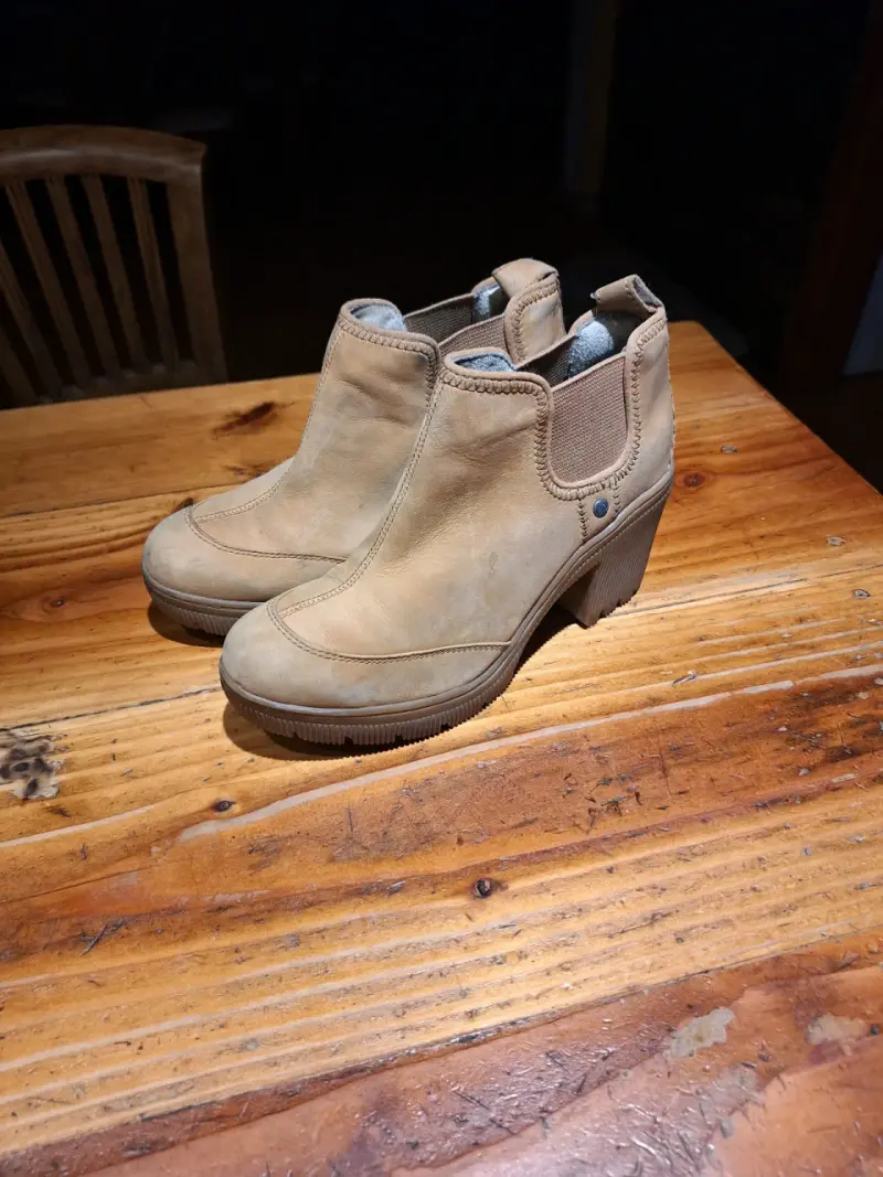 Botines de cuero beige con tacón - 1