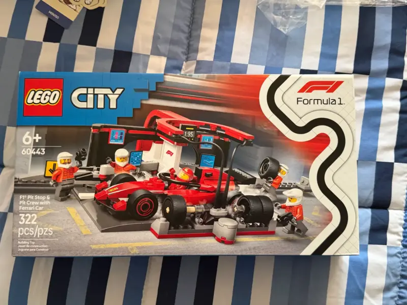 Set LEGO City F1 Pit Stop con Auto Ferrari - 1