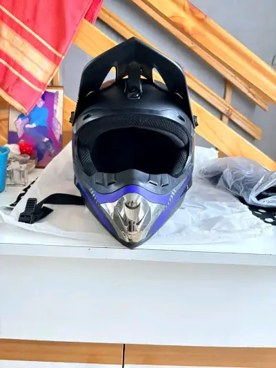 Casco de MTB negro y azul con visera - miniatura 1