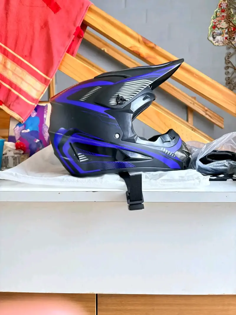 Casco de MTB negro y azul con visera - 3